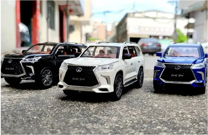 1:24 LEXUS 570 SUV PULL BACK DIECAST METAL CAR MODEL WITH SOUND LIGHT BOYS GIFTS TOYS FOR KIDS 【 COLOR AS PER STOCK 】